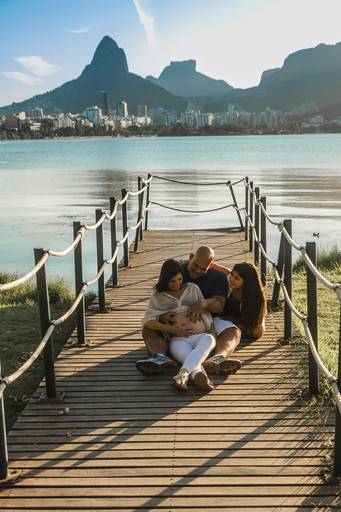 Família sentada no deck na lagoa 