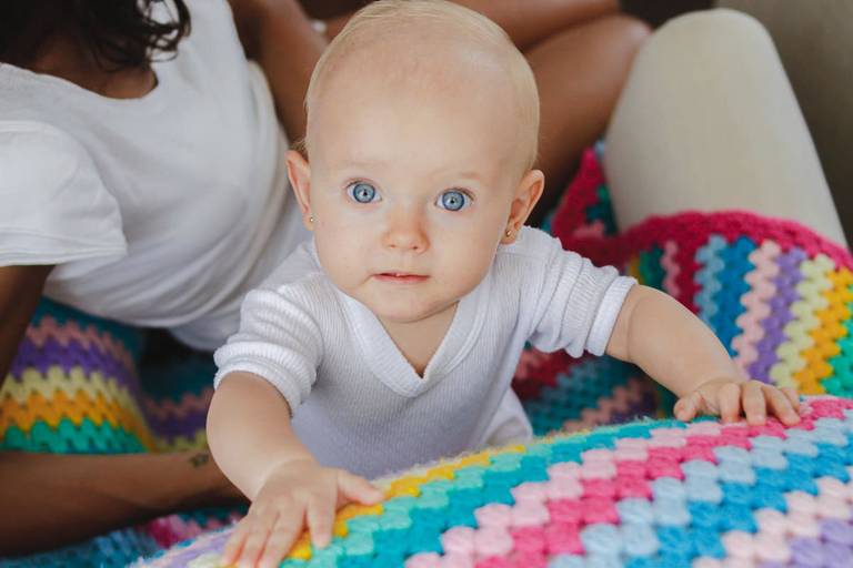 menina de olhos azul 
