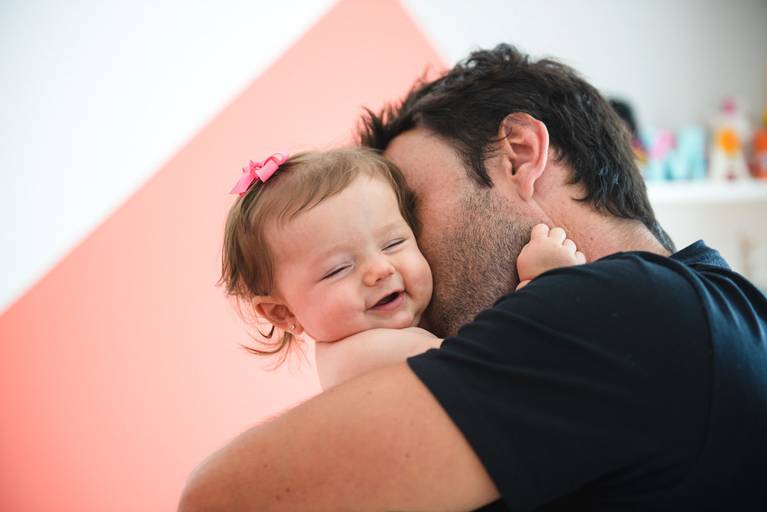 pai dando beijo na filha 