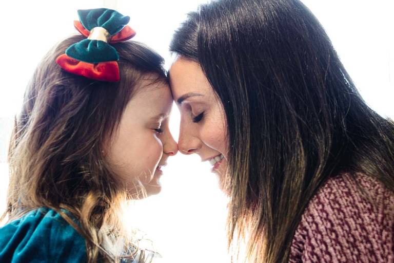 mãe e filha sorrindo
