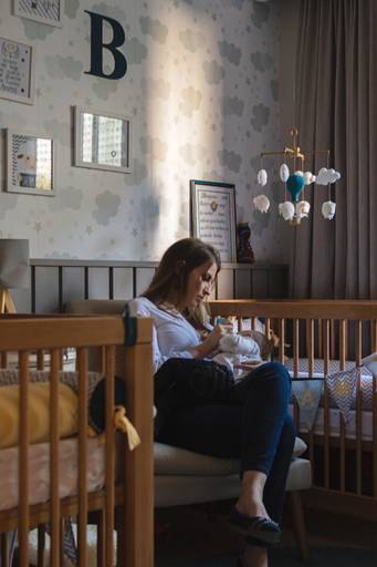 mãe amamentando bebê no quarto 