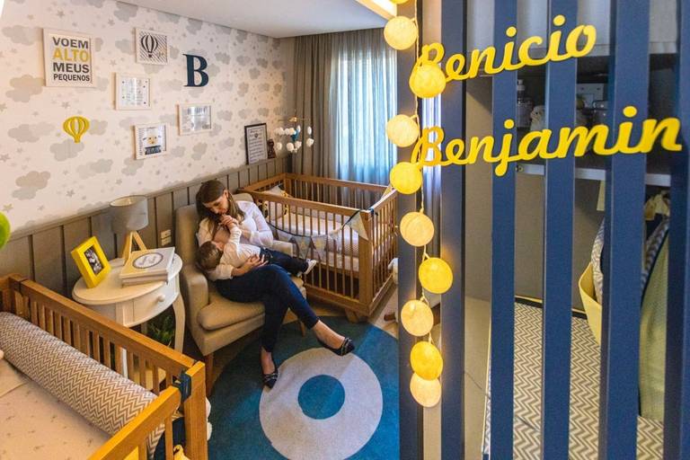 mãe amamentando bebê no quarto 