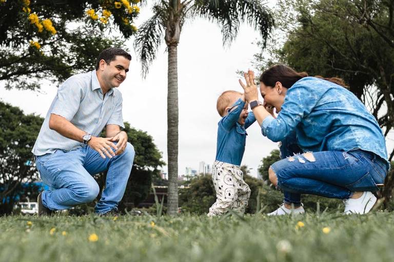 bebê caminhando para abraçar a mãe no Parque Barigui em Curitiba