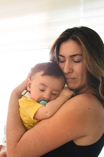 mãe abraçando filho dormindo