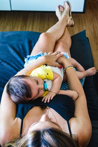 filho no colo da mãe
