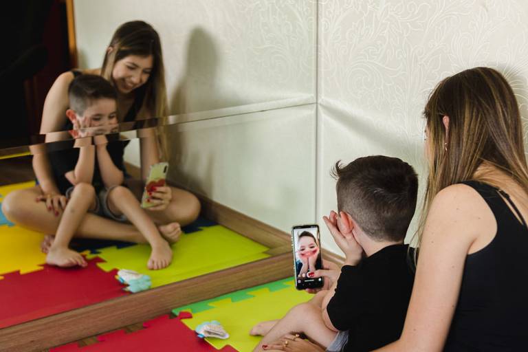irmãos brincando no espelho
