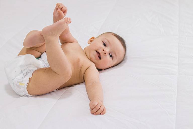 bebê brincando na cama