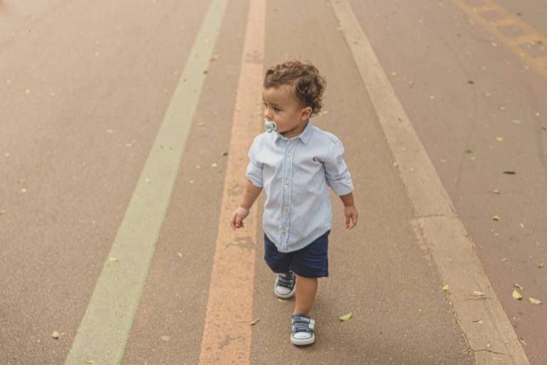 criança caminhando no parque 