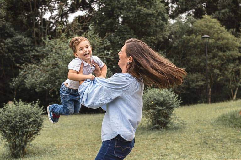 mãe brincando com de rodar o filho no Parque Tingui e Memorial Ucraniano em Curitiba