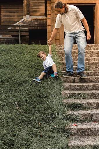 Pai e filho brincando e andando de skate no Parque Tingui e Memorial Ucraniano em Curitiba