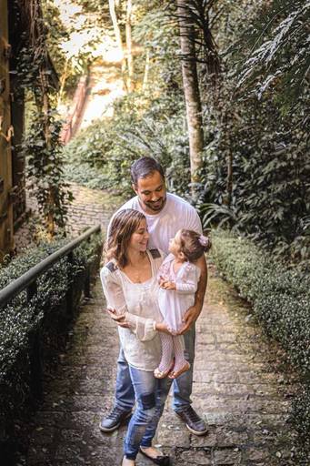 Pai, Mãe e filha se abraçando no Bosque Alemão em Curitiba