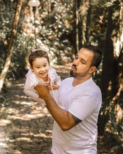 Pai brincando com a  filha no Bosque Alemão em Curitiba