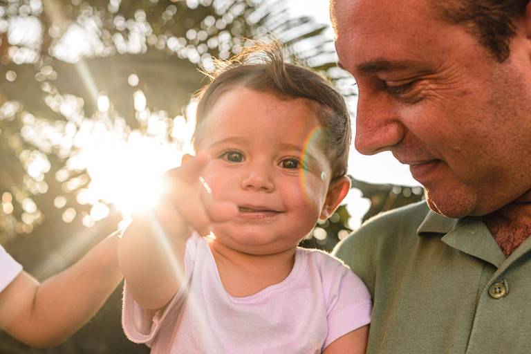 menino bebê apontando para a foto no Parque Tanguá em Curitiba no pôr do sol