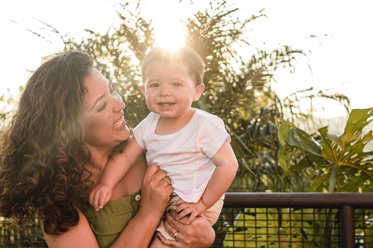 Mãe e filho bebê sorrindo no Parque Tanguá em Curitiba no pôr do sol