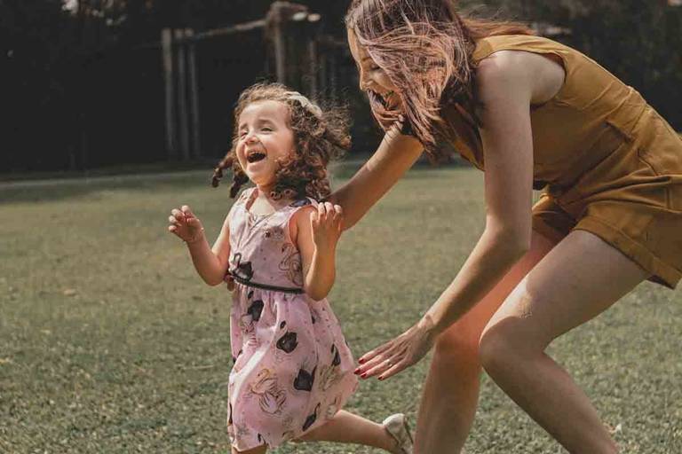 mãe e filha brincando e correndo no Parque Tingui em Curitiba