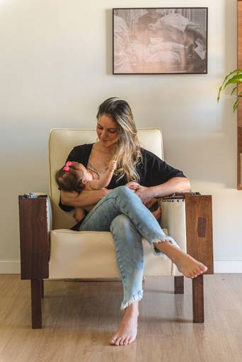 mãe amamentando na cadeira 