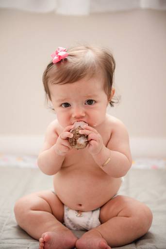 bebê comendo batata na introdução a alimentos sólidos 