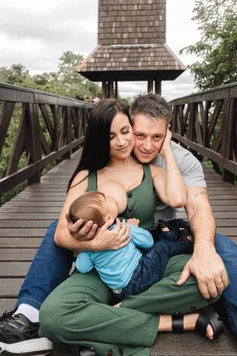 mãe amamentando no Parque