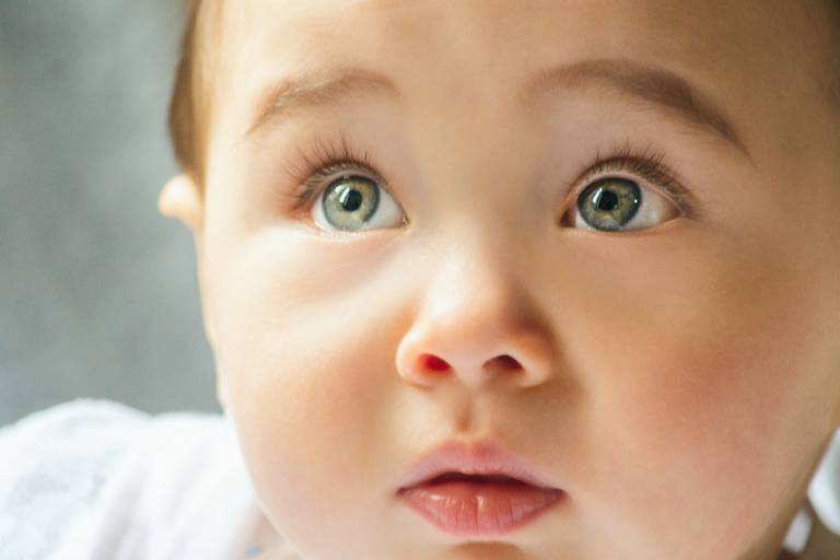 menina-olhos-azuis-vidrados-no-batIzado