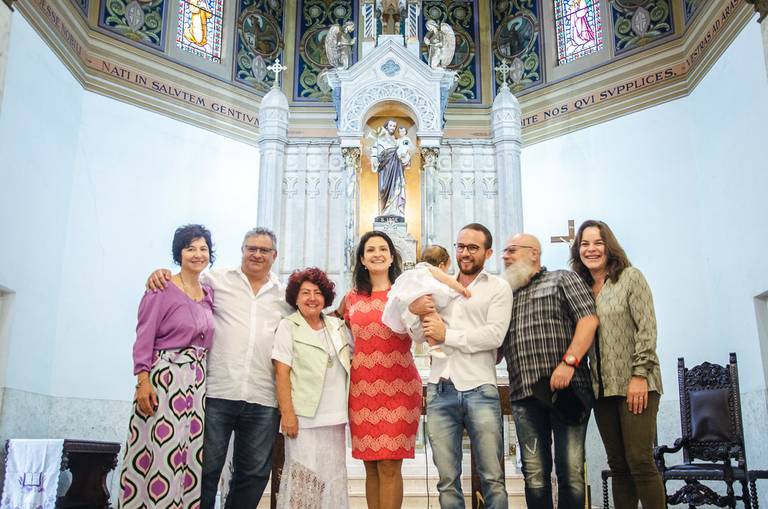 familia-unida-no-batisamo-do-filho