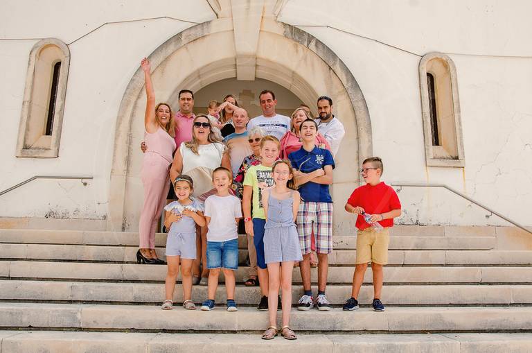 familia-na-frete-da-igreja