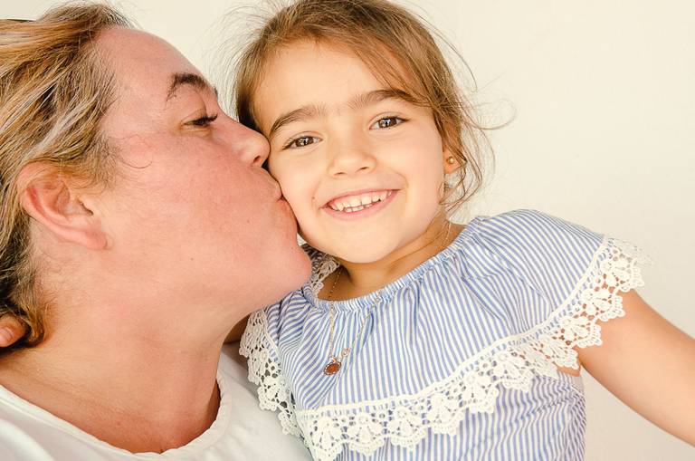 mãe-dando-beijo-na-filha