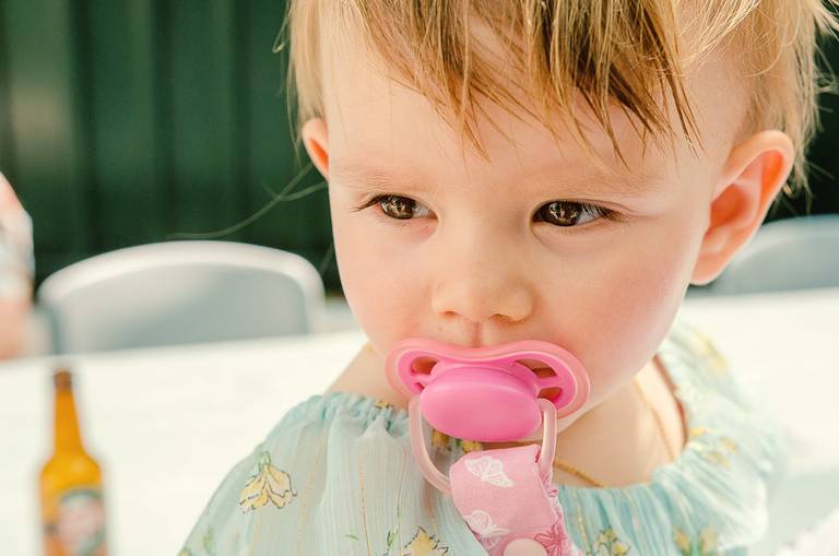 menina-com-chupeta