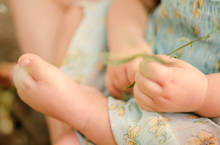mãos-e-pes-de-menina-bebe