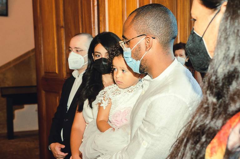 familia-reunida-com-filha-na-igreja-para-o-batizado