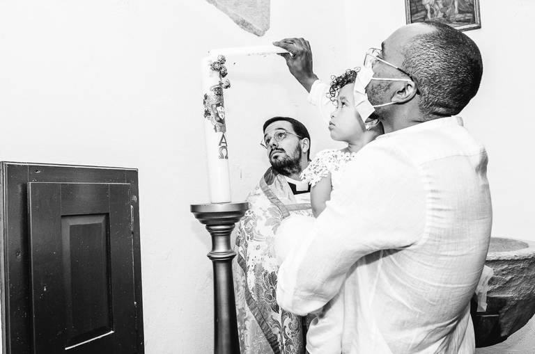 pai-acendendo-vela-na-igreja