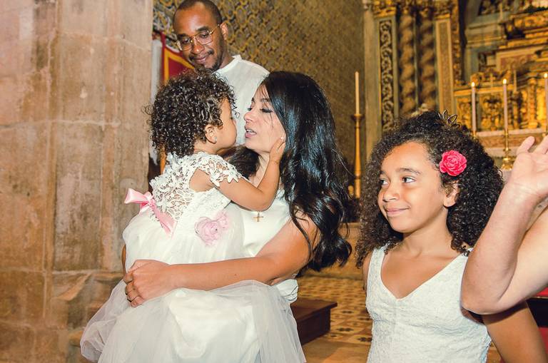 mãe-e-filhas-no-altar-da-igreja