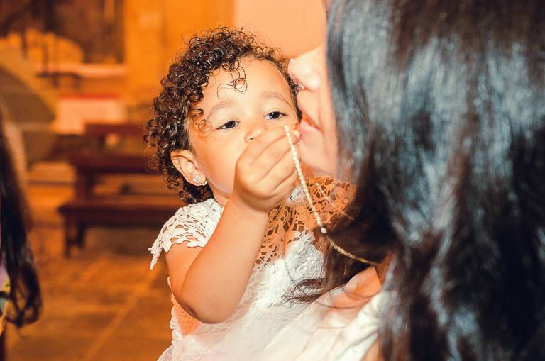 menina-com-a-mãe-na-igreja