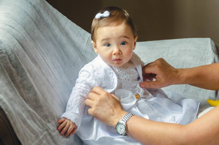 bebe-sento-vestida-para-o-batizado