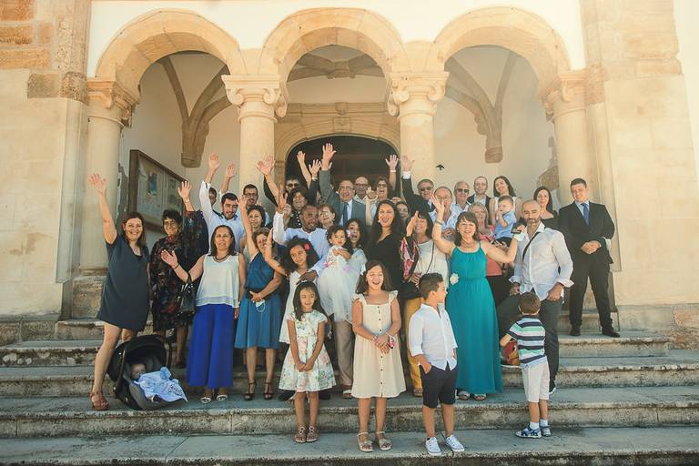 familia-e-amigos-na-frete-da-igreja-no-batizado