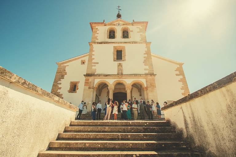 familia-na-escadaria-da-igreja