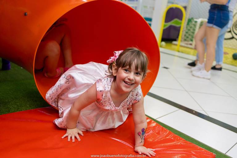 Buffet infantil bauru, fotógrafo infantil bauru,, criança brincando em seu aniversário, aniversário infantil