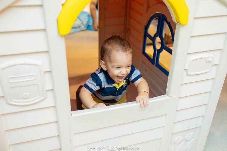 Aniversário infantil em Bauru, Buffet infantil em Bauru, Fotógrafo infantil em Bauru,  menino brincando de casinha