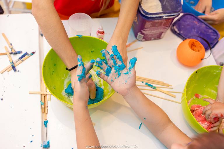 Aniversário infantil em Bauru, Buffet infantil em Bauru, Fotógrafo infantil em Bauru, crianças brincando com tinta guache, crianças brincando com massinha 