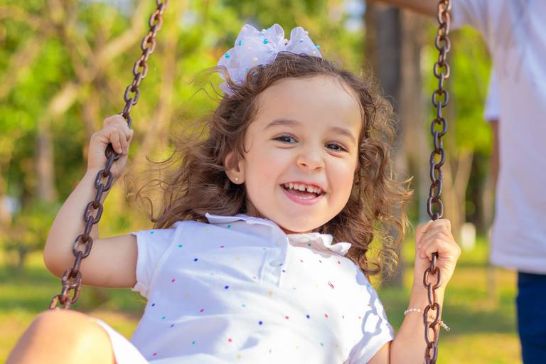 Ensaio-externo-em-familia-ensaio-infantil-criança-fotografia-lifestyle-fotografia-espontanea-criança-bauru-agudos-pederneiras-jau-interior-sp-campinas-ribeirao-preto-criança no balanço