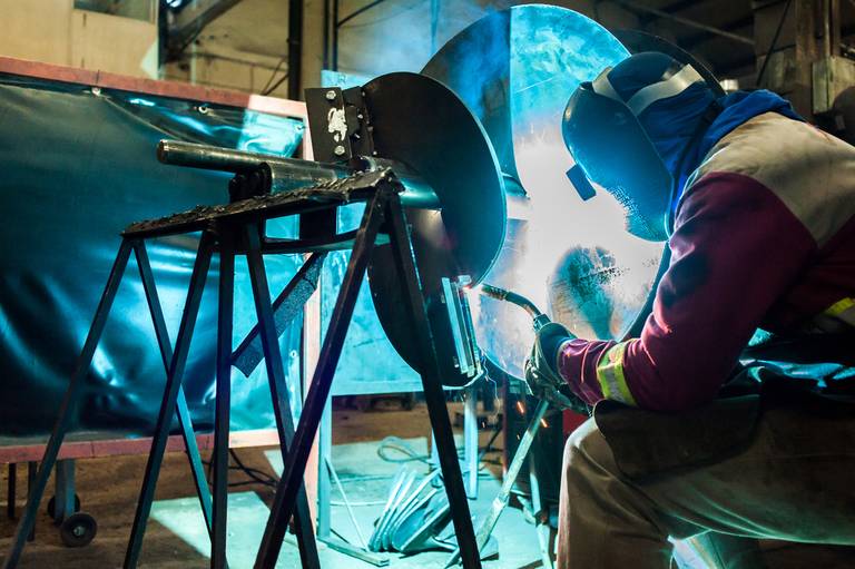 Foto de soldador trabalhando na bristol