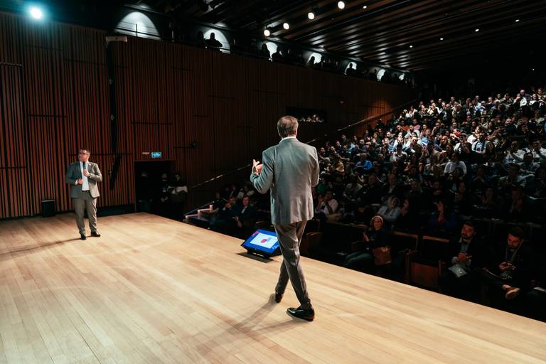 Palestra no Teatro Unisinos