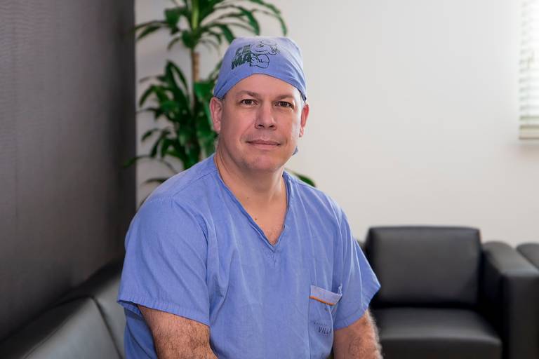 medico, fotografia de medico com uniforme de plantao do hospital cema, em sao paulo
