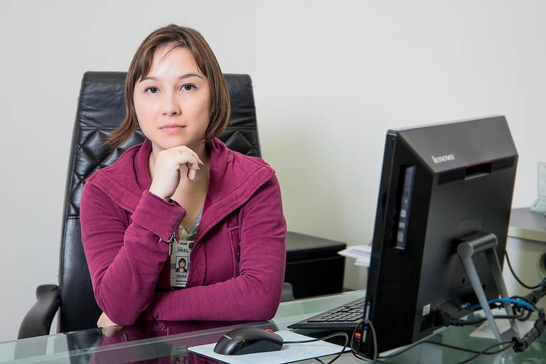 fotografia corporativa de profissional liberal, perfil profissional, sentada na mesa de escritorio
