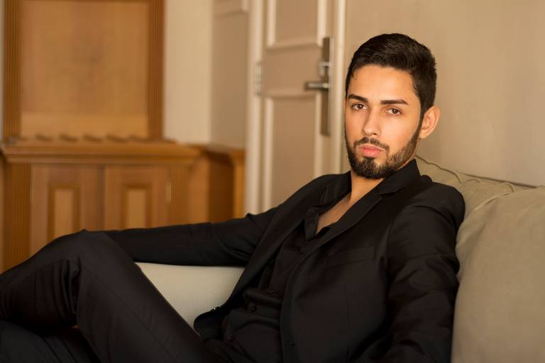 homem de terno preto sentado no sofa, profissional liberal tocando piano, foto para perfil profissional, musico, fotografo em sao paulo