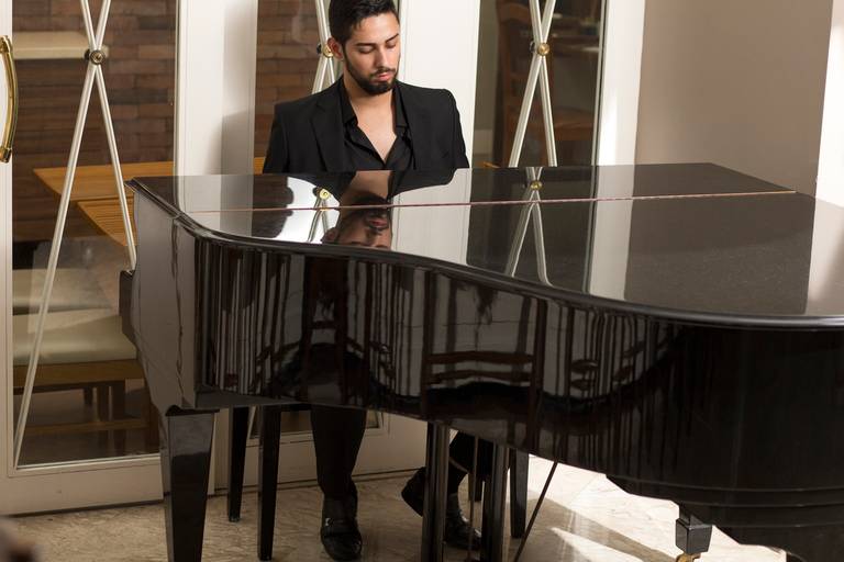 profissional liberal tocando piano, foto para perfil profissional, musico, fotografo em sao paulo