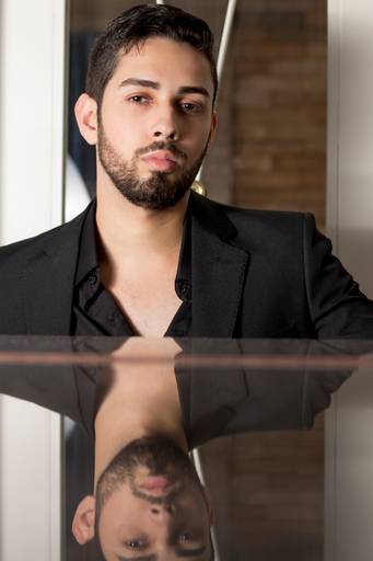 homem de barba e terno preto, foto com reflexo do rosto, profissional liberal tocando piano, foto para perfil profissional, musico, fotografo em sao paulo