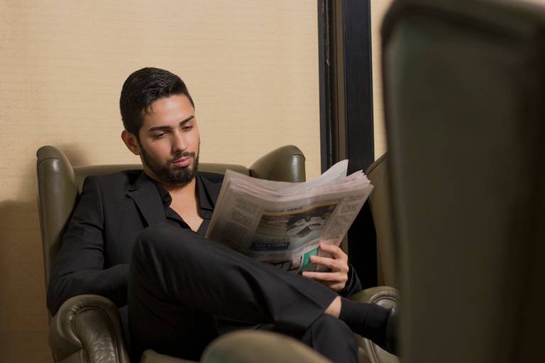 sentado lendo jornal, profissional liberal tocando piano, foto para perfil profissional, musico, fotografo em sao paulo