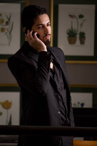 homem de terno preto atendendo celular, profissional liberal tocando piano, foto para perfil profissional, musico, fotografo em sao paulo