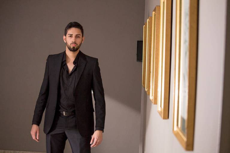 homem de terno preto ao lado de quadro,profissional liberal tocando piano, foto para perfil profissional, musico, fotografo em sao paulo