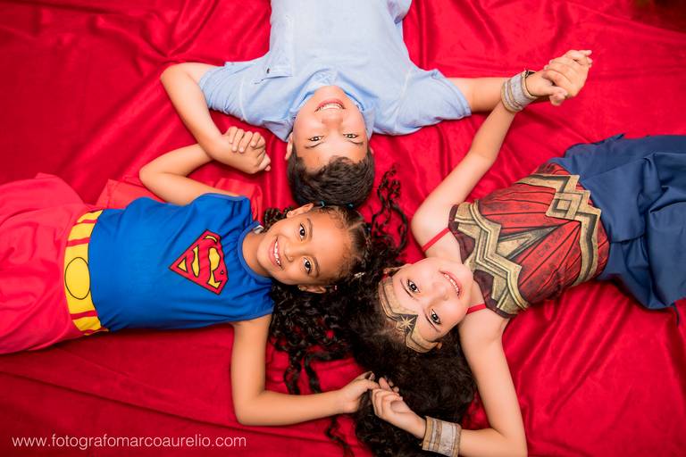 fotografo infantil, festa fantasia, mulher maravilha, super girl, super amigos, fotografo marco aurelio em sao paulo, criativo, borboletas, jardim, fotografo em sao paulo, fotografo de ensaio, fotografo de moda